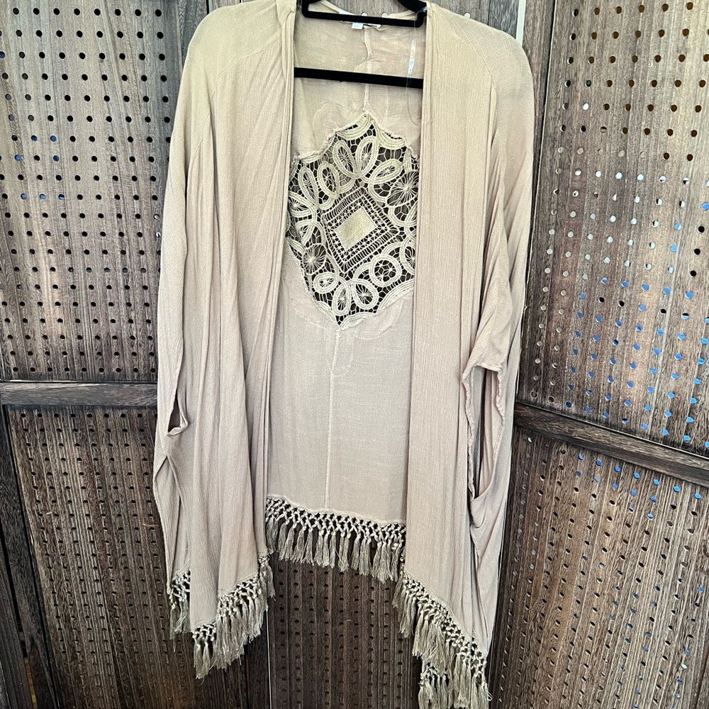 Umgee Kimono Size XL/1X Tan with fringe and cut-out design on back